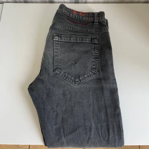 Dondup George  - Tjena, säljer mina Dondup Jeans i den trendiga modellen George. Jeansen är knappt använda, cond 8/10. Nypris: 3200kr, hör av er vid minsta intresse//Anton