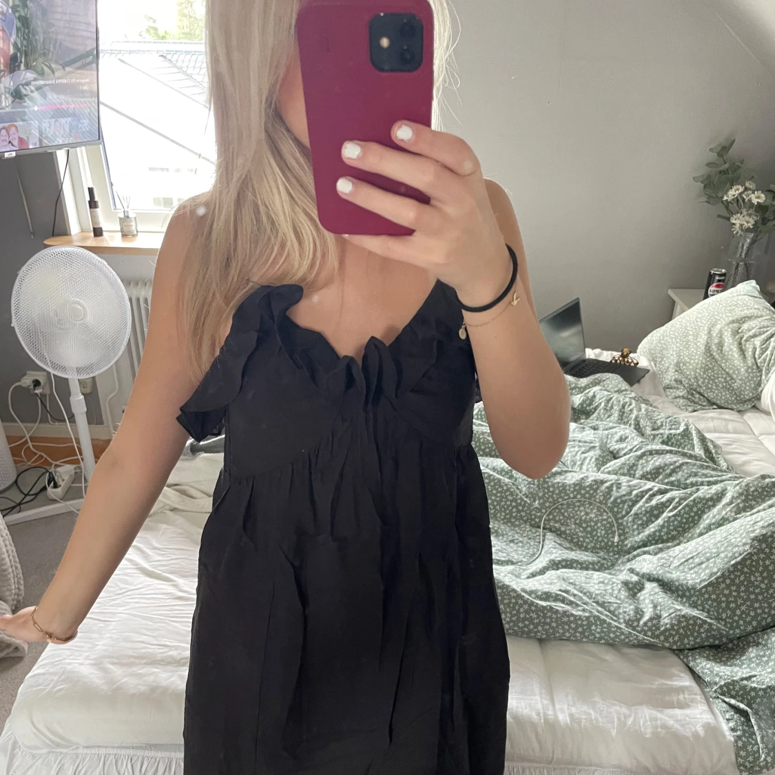 Svart klänning med volang - 1