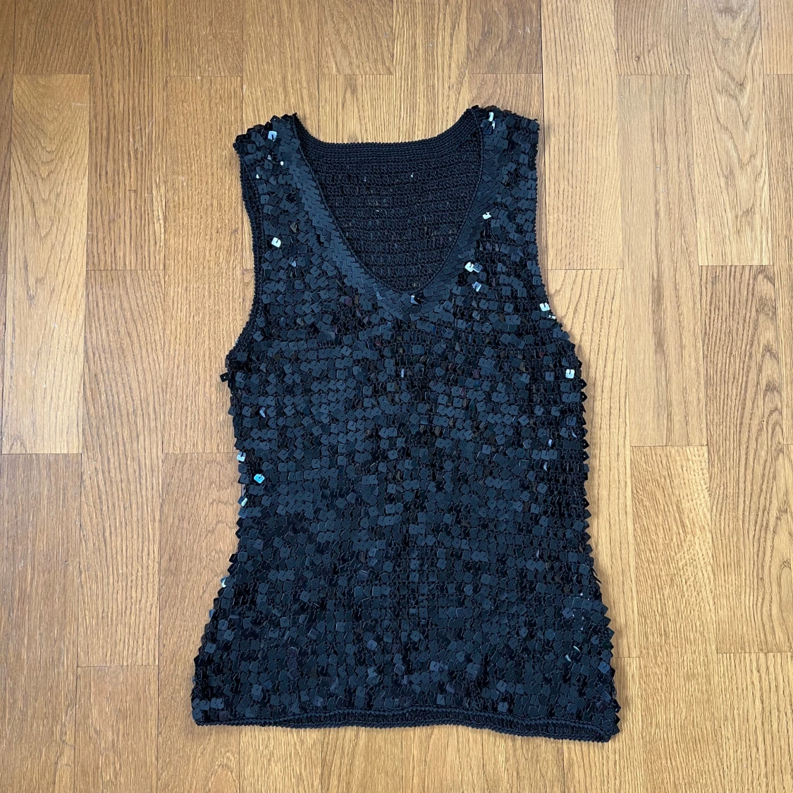 Svart paljett-topp med v-ringning