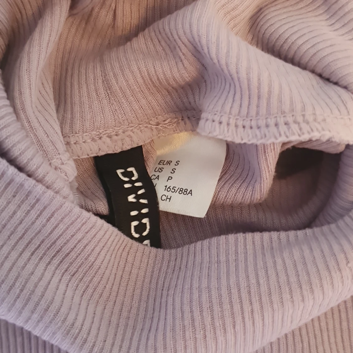 Ljuslila ribbad polotröja  - 3