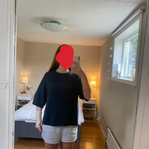 Mörkblå stickad tröja från 157 - Mysig mörkblå stickad tröja från 157 med breda trekvartsärmar och avslappnad passform. Perfekt för lager-på-lager och chill dagar. Rund halsringning och enkel design som funkar till det mesta. Snygg att styla med jeans eller kjol. Storlek S