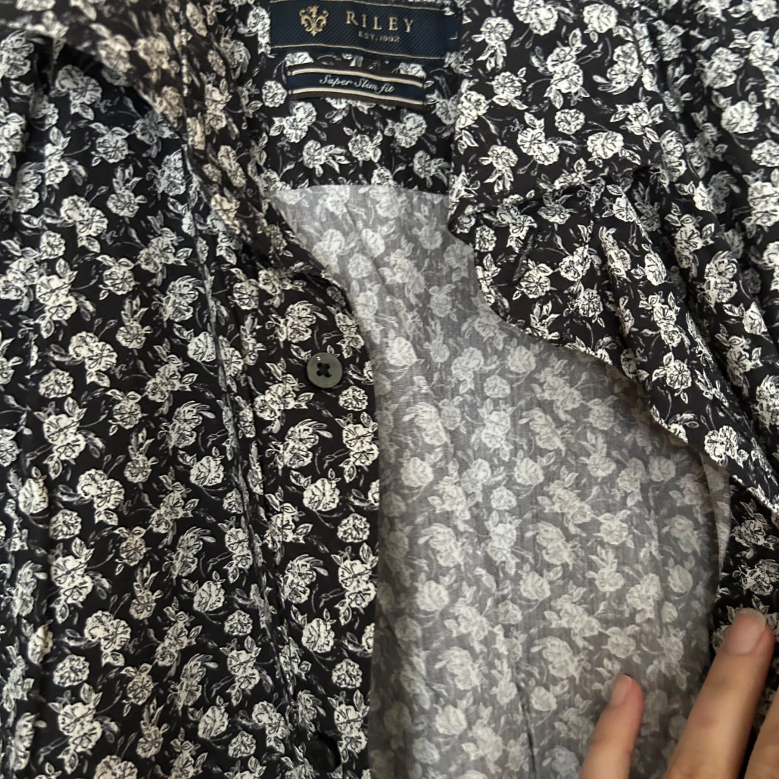 Svart blommig skjorta från Riley - 1
