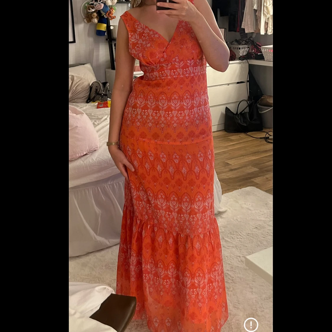 Korall färgad långklänning med mönster
