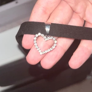 Två halsband med hjärta och måne - Säljer två halsband, en choker med ett glittrigt hjärta och ett halsband med en måne. Finns ett halsband som matchar månen med en sol istället!