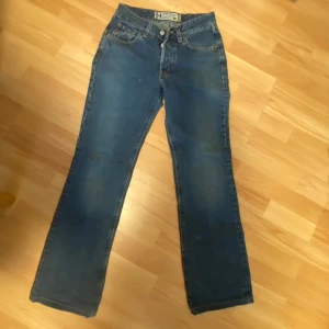 Mörkblå jeans  - Jag säljer ett par klassiska blå jeans från Crocker som är lite bootcut. Skitsnygga med lite vintage/retro vibe. Storlek w29 L32. Jag säljer dessa för dom är lite stora för mig runt midjan