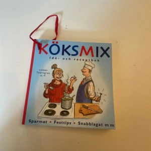 Köksmix: Idé- och receptbok - Köksmix är en färgglad och inspirerande kokbok fylld med enkla, snabba och billiga recept – perfekt för dig som vill laga god mat utan krångel. Här hittar du smarta tips, festidéer och nostalgi, allt samlat i ett smidigt format att hänga i köket.