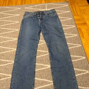 Blå levis jeans - Säljer mina blåa levis jeans, använd 1 gång, bra skick, pris kan diskuteras vid snabb affär
