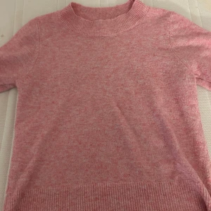 Rosa stickad tröja från J'aime Olyto - Supermjuk rosa stickad tröja från J'aime Olyto med ribbad krage och nederkant. Enkel och stilren design. Aldrig använd. 