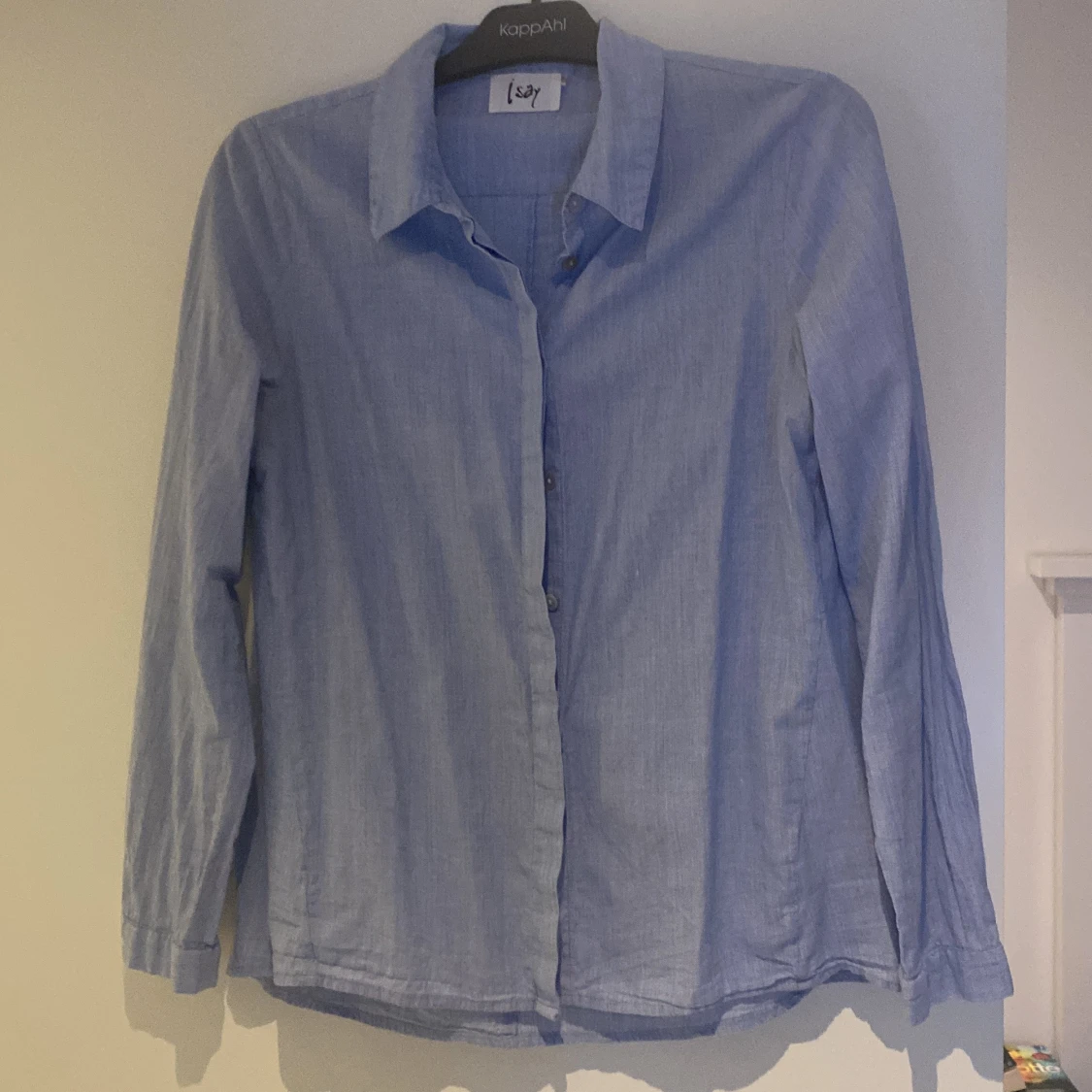 Ljusblå skjorta från Isay