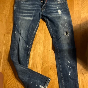 Disquered jeans blå  - Säljer ett par blå jeans ett par disquered jeans i bra skick och fanstastiskt sköna. Rekommenderas starkt! Använt enstaka de gånger.