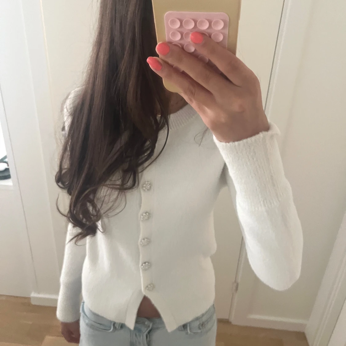 Vit kofta med pärlknappar - 1