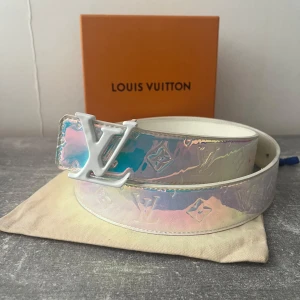 Louis Vuitton bälte ”Prism” - Säljer ett sjukt sällsynt Louis Vuitton bälte i ”prism” design. Väldigt eftertraktat och de är väldigt snygg när man bär de då prisman gör att den ändrar färg beroende på ljus. Storlek 90. Skicket är väldigt bra som ni kan se på bilderna. Låda och dustbag medföljer vid köp