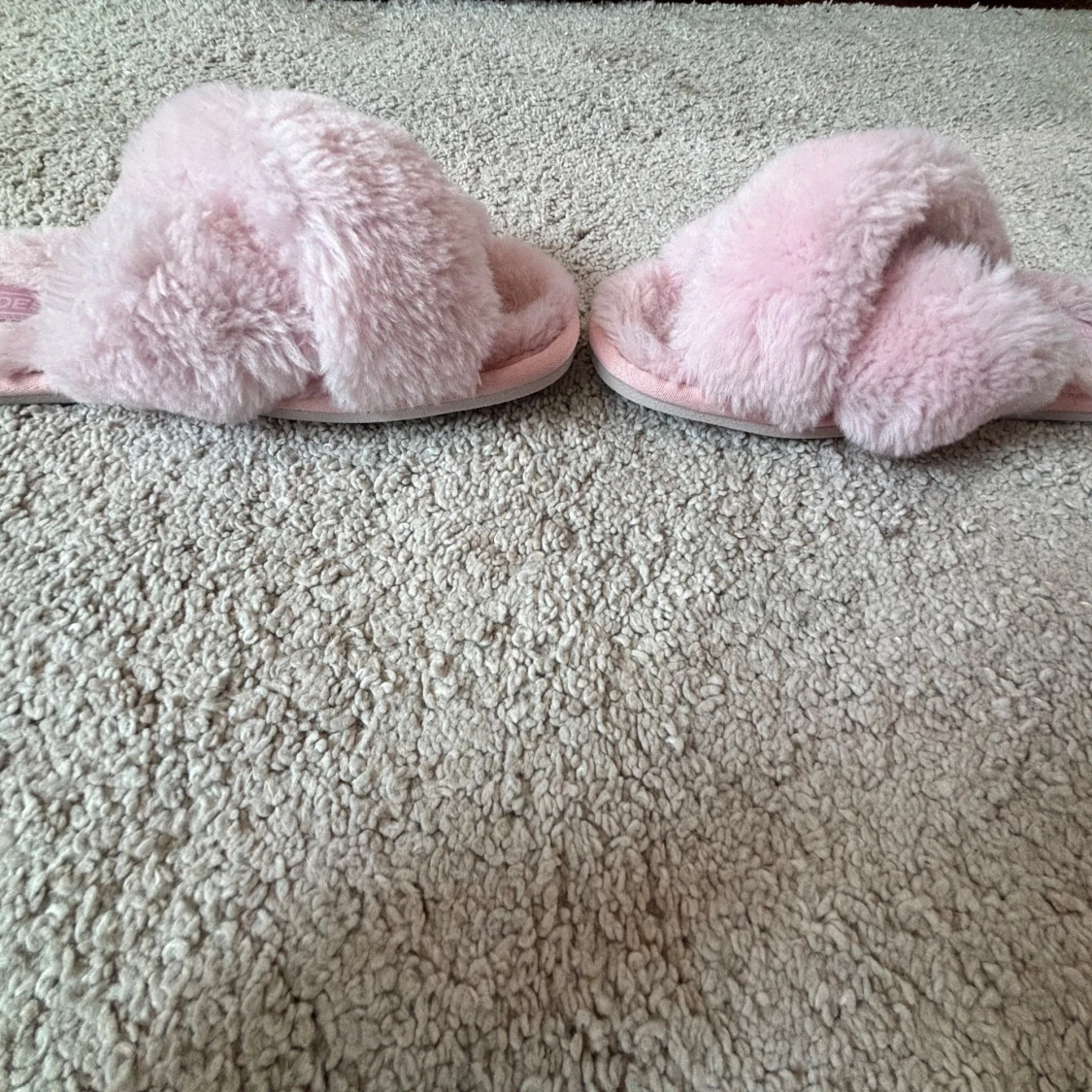 Fluffiga rosa sandaler (SMÅ I STORLEKEN) - 2