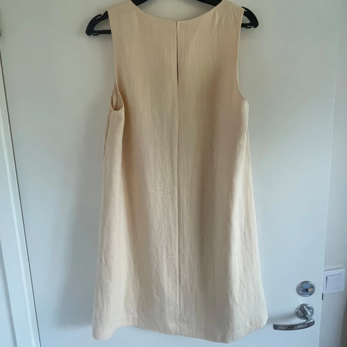 Ljusgul ärmlös klänning från H&M - 1