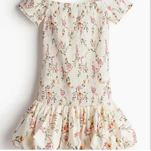 Smockad off shoulder klänning - Intressekoll på denna populära klänningen från hm. Den är i storlek M, men skulle säga att den sitter mer som en S. Hör av er för egna bilder eller frågor💕