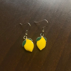 Citronörhängen - Söta örhängen som ser ut som citroner! Fint skick. 