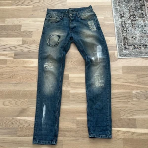 Adrian hammond jeans  - As feta jeans me otroligt feta slitningar, väldigt unika jeans, skick 10:10 inga defekter ingenting, priset kan diskuteras! 