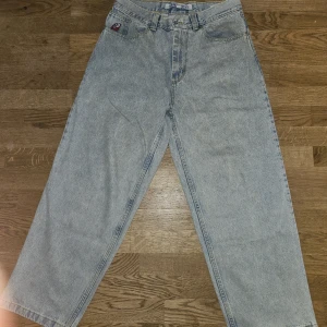 Big Boy ljusblå jeans M - Ett par ljusblå big boy jeans från Polar Skate i storlek M. Passar baggy. Bra skick, inte använda så mycket.