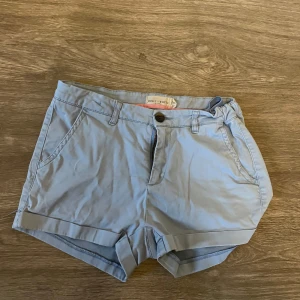 Ljusblåa shorts  - Snygga ljusblåa shorts, sitter bra och är bekväma men jag har tyvärr ingen användning av längre. Kan gå ner i pris men köparen står för frakt 💓storlek: 158 som motsvarar ca xxs