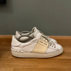 Valentino opens - Säljer nu dessa tvär feta valentino open skorna!!🫡 Vit och beige. Självklart äkta. Storlek 41. Nypris: 8000kr mitt pris: 1249kr🙌 vid frågor eller funderingar är det bara att kontakta🙏🙏
