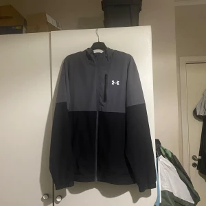 Vindjacka från Under Armour  - Säljer min under armour jacka då den inte sitter bra på mig längre. Jackan är i fint skick och har inga skador eller så, om du är intresserad eller har frågor så är det bara att höra av dig🤝