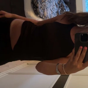 Sött svart linne  - Säljer en svart linnetopp med rund halsringning och ärmlös design. Toppen har en tight passform och är perfekt för dig som gillar en enkel men snygg stil. Passar grymt till både jeans och kjol. Vid funderingar eller intresse kontakta mig😊