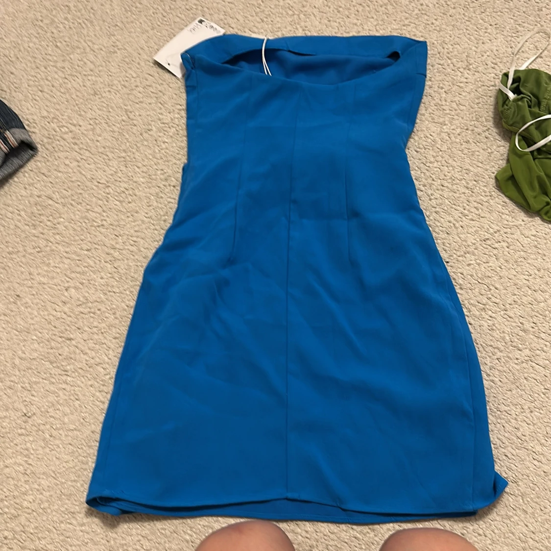 Blå axelbandslös kortklänning - 3