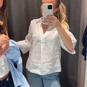 Vit linneskjorta med v-ringning - Vit linne skjorta köpt från MQ, använd fåtal gånger och inga anmärkningar på använding. Nypris 700 ❤️