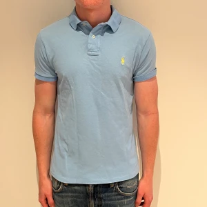 Ralph lauren piké - Ralph lauren piké | Skick: 9/10 | M | Fraktar via postnord eller instabox på köparens bekostnad | Hör av dig vid minsta fråga eller fundering! 