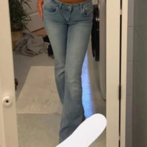 Ljusblå bootcut jeans - Säljer ett par super fina lågmidjade bootcut jeans i strl M från Lager 157! 💙 Använt bara 1-2 gånger! 
