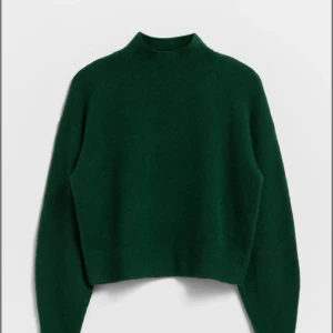 Mörkgrön stickad tröja med hög hals - Fin mörkgrön stickad tröja med halv polo som jag knappast använt❣️nypris 550kr