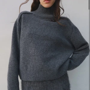 Mörkgrå stickad å polotröja  - jättefin polo å stickad tröja ifrån hm. I storlek M men passar mig some s/xs normalt (perfekt då dene lite liten i storleken). Kommer knappt t andvändning längre så därför säljer jag dennn