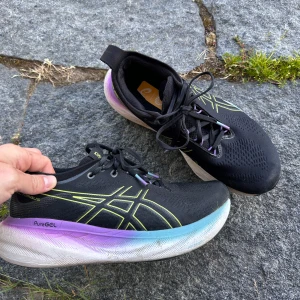 ASICS Gel-Nimbus 25 svarta löparskor - Svarta ASICS Gel-Nimbus 25. Använda men väl omhändertagna!