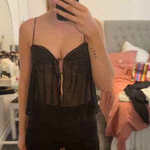 Linne - Ett jättefint svart linne ifrån Zara säljer då det inte kommer till använding! Perfekt till fest🤩😍