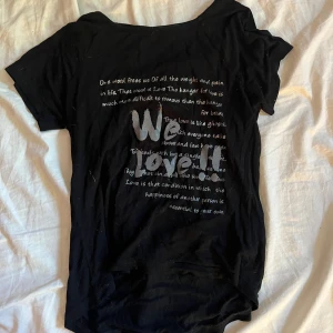 Svart t-shirt med texttryck - Svart t-shirt med coolt texttryck i vitt och grått på framsidan. Klassisk rund hals och korta ärmar. Nästan aldrig använd. Jätte fin 