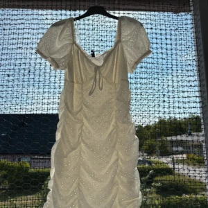 Vit kortklänning  - Sommarklänning från HM. Storlek M. Använd ett par gånger men ändå väldigt fint