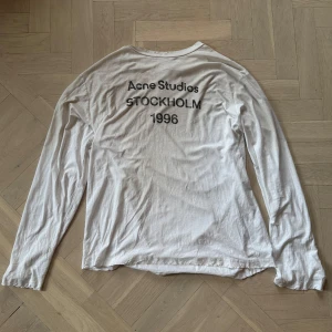 Acne Studios Logo Sleeve Optic White - Acne Studios Logo Sleeve Optic White, köpt från Vallgatan 12. Kvitto finns, nypris 3 499 kr. Knappt använd. 