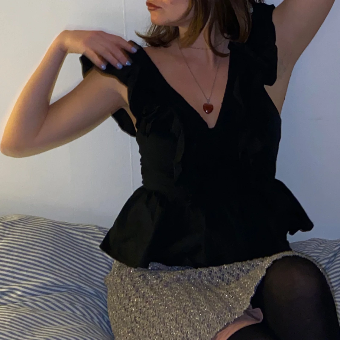 Svart volangblus med v-ringning