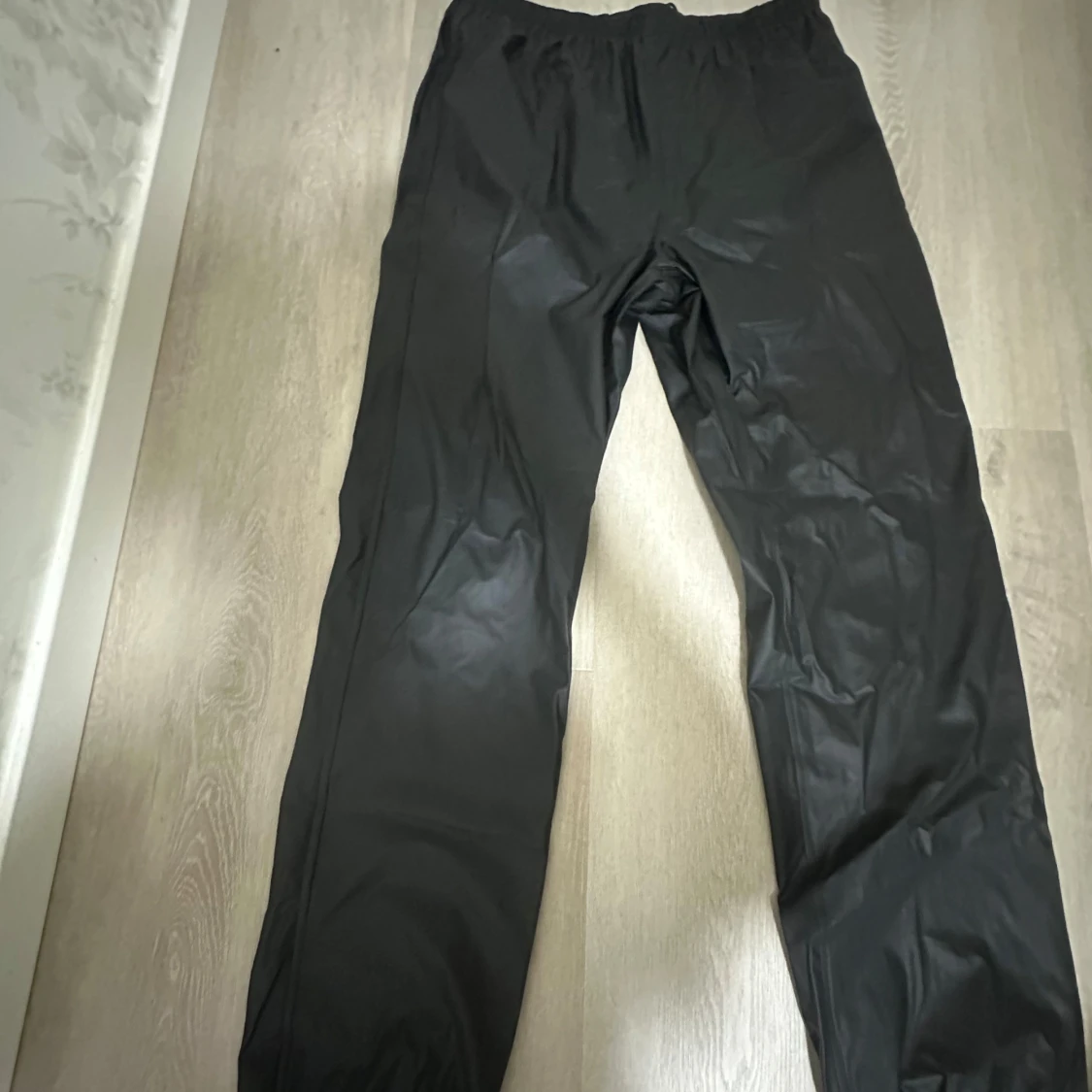 Svarta täckbyxor med resårmidja regn byxor