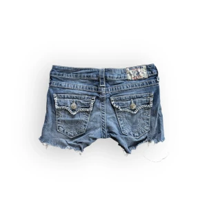Blå jeansshorts från True Religion - Storlek W26 motsvarar ungefär S/XS. Midjemått 35