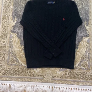 Stickad polo tröja - Säljer denna då den fått ett hål på armen, de går att sy ihop! Annars bra skick. 1•1