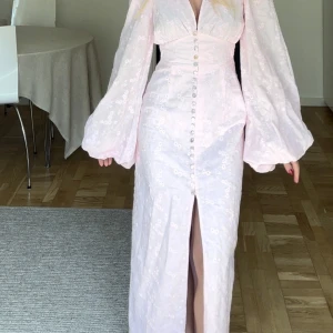 Slutsåld klänning - Säljer min oanvända klänning från Adoore med prislapp kvar då den ej kom till använding på midsommar🌸 så himla fin och vacker nu i sommar💕 strl 34