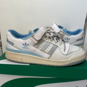 Adidas Forum Low - Blåa Adidas Forum Low. Alla skornas skador syns på bilderna. Storlek: 44. Kontakta mig för mer information eller bilder!😊