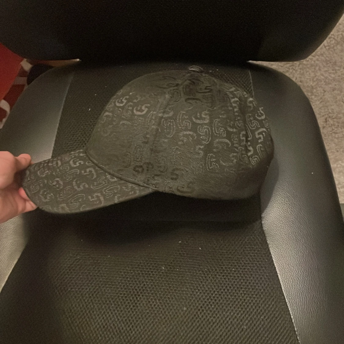 Svart keps från S. Luks med mönster - 1