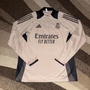 Real Madrid Tracksuit  - Säljer nu min Real Madrid tracksuit. Knappt använt. Den är storlek XL men den är mindre i storlek så mer L. Vid frågor skriv bara.