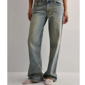 Blåa wide jeans från Nelly - Säljer ett par blåa jeans från Nelly med wide fit och låg midja. De är i storlek 38 och använda 2 gånger, säljs för 200kr