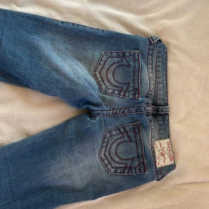 True religion jeans  - Lågmidjade och bootcut. Stl 24 motsvarar typ 32-34 i andra jeans. Uppsydda så dem passar någon runt 160 ungefär❤️ nypris 1400