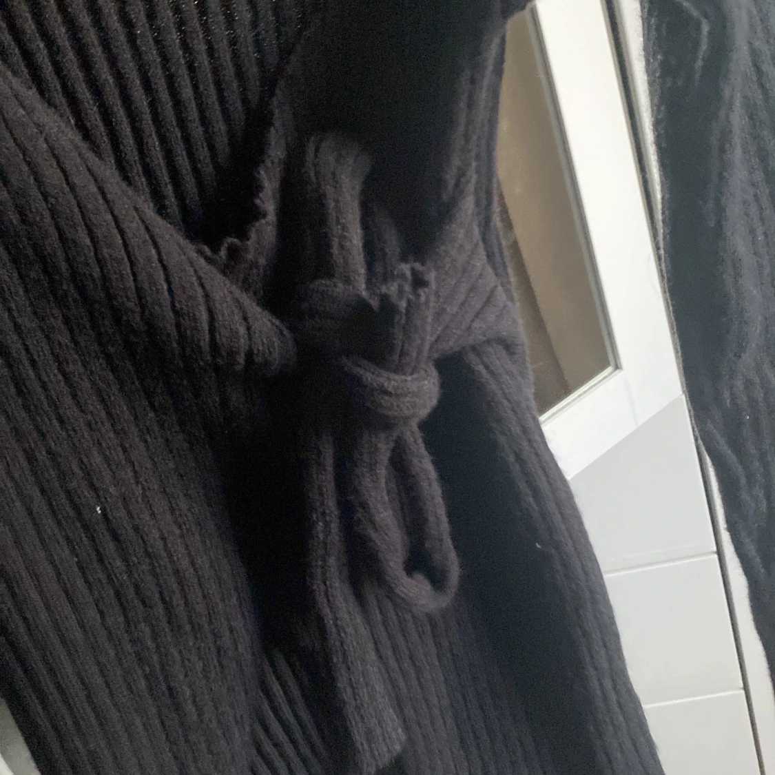 Svart ribbad omlottkofta med knytband - 2