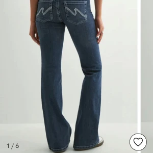 Nelly Bootcut Jeans - Säljer dessa bootcut jeans från Nelly! Som ni ser på bilden så är ena sömmen sytt lite snett. Inga andra defekter förutom det på bild, det nere vid fötterna syns knappt! Superfina verkligen men kommer ej till användning!💗🥰