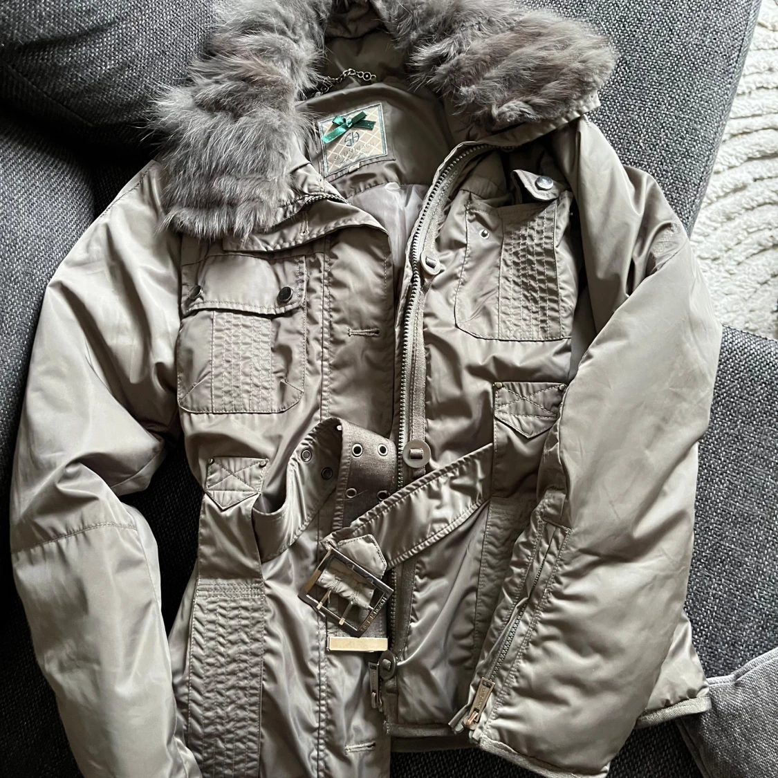 Militärgrön vinterjacka med fuskpäls 